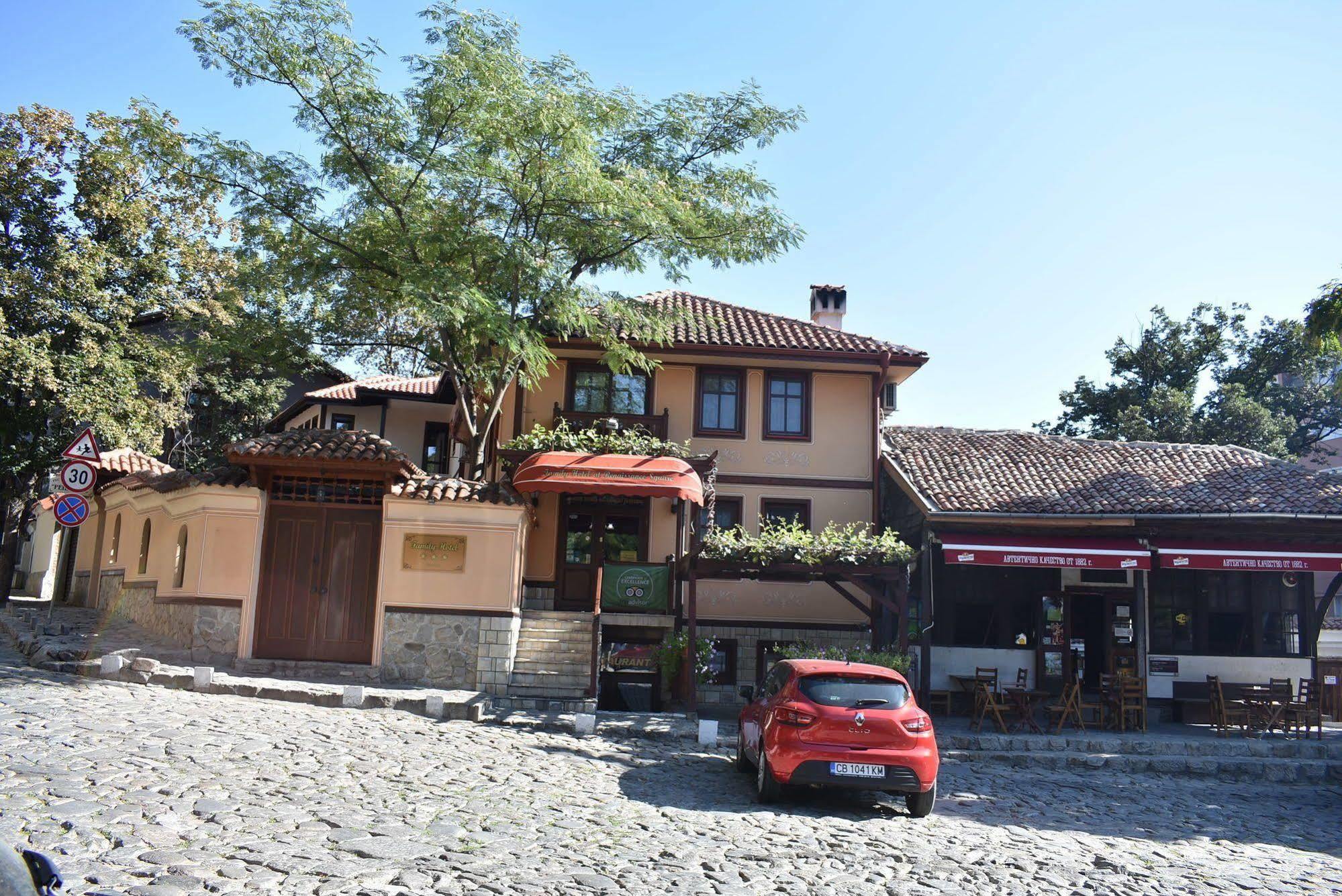 Family Hotel at Renaissance Square Plovdiv Extérieur photo