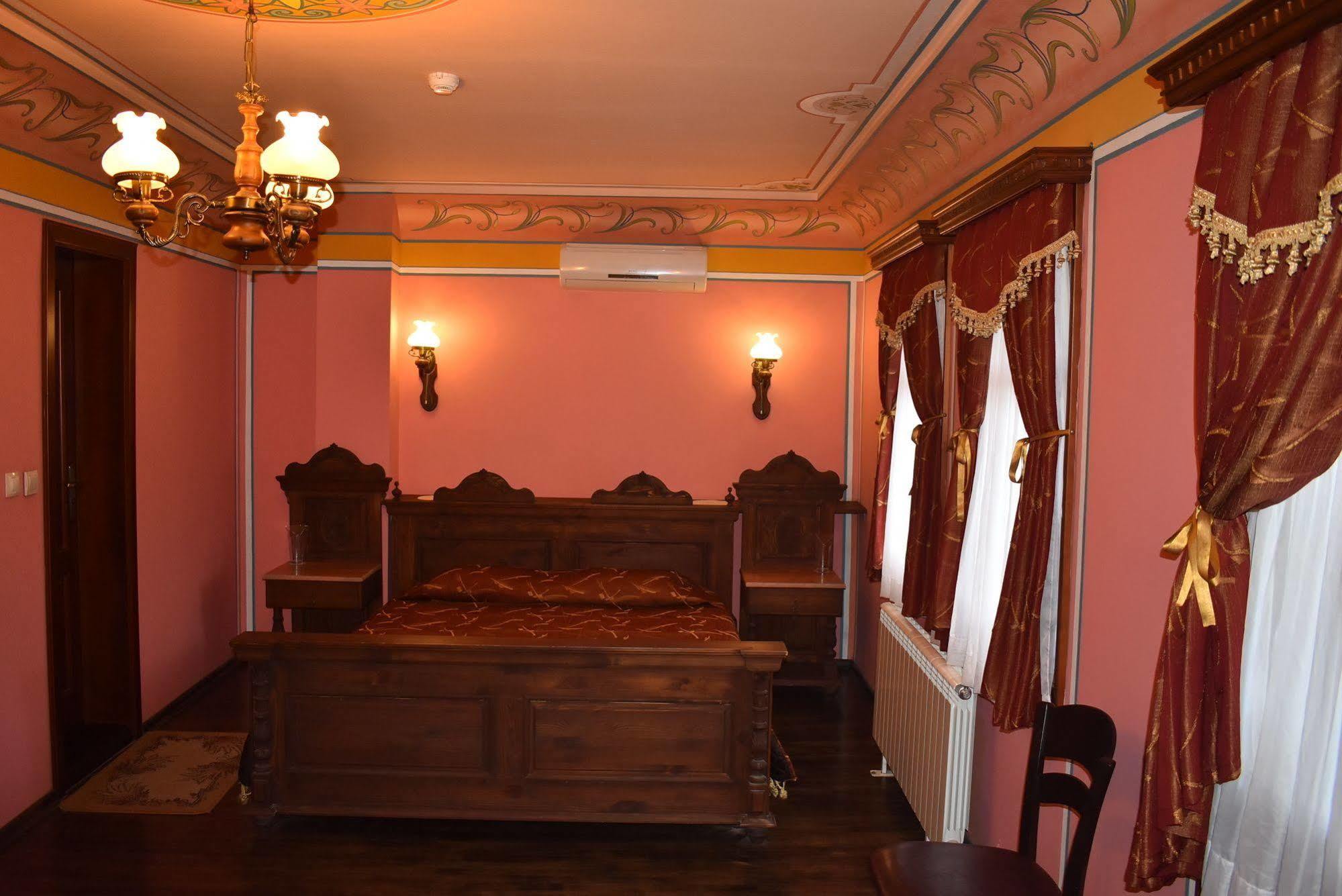 Family Hotel at Renaissance Square Plovdiv Extérieur photo