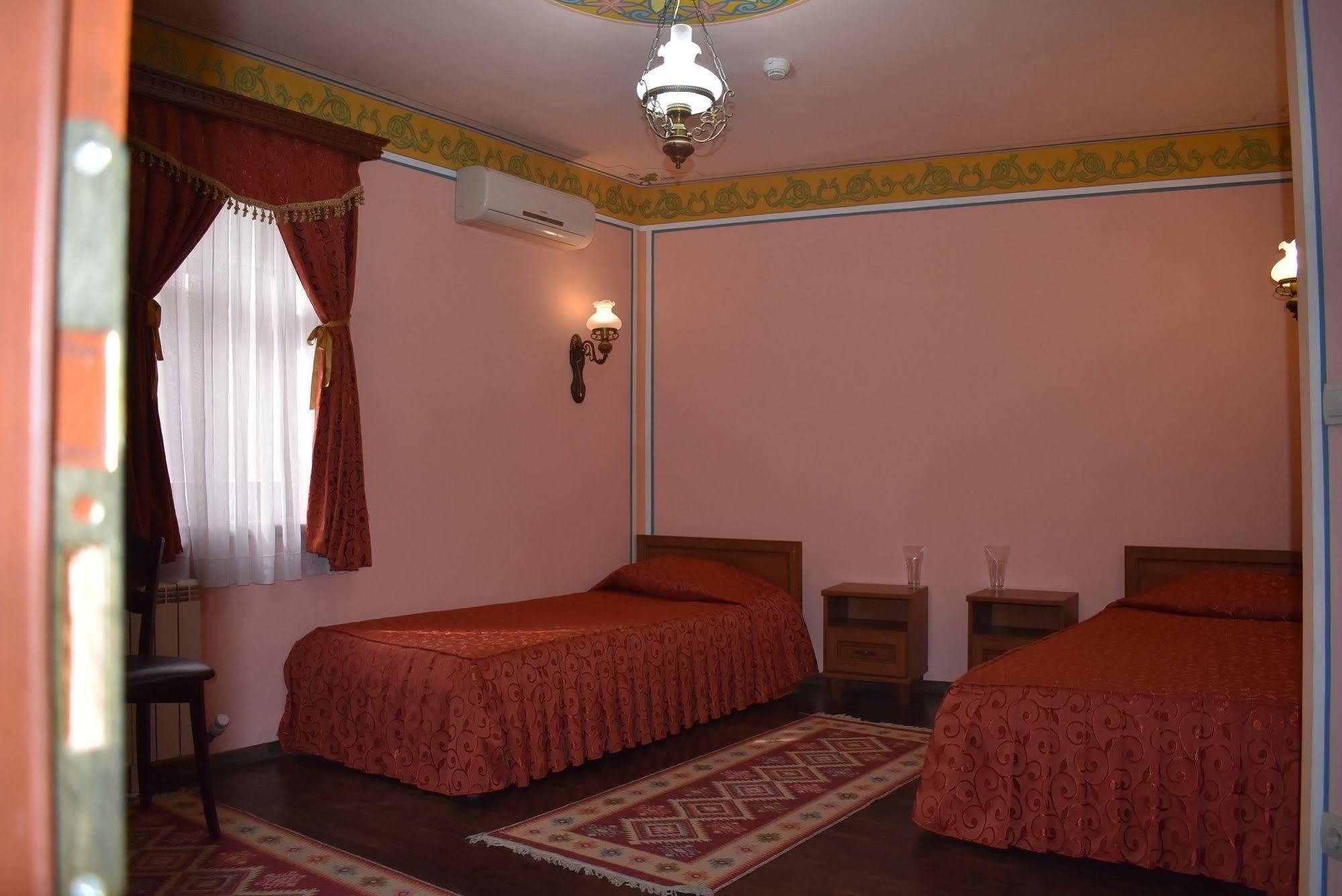 Family Hotel at Renaissance Square Plovdiv Extérieur photo